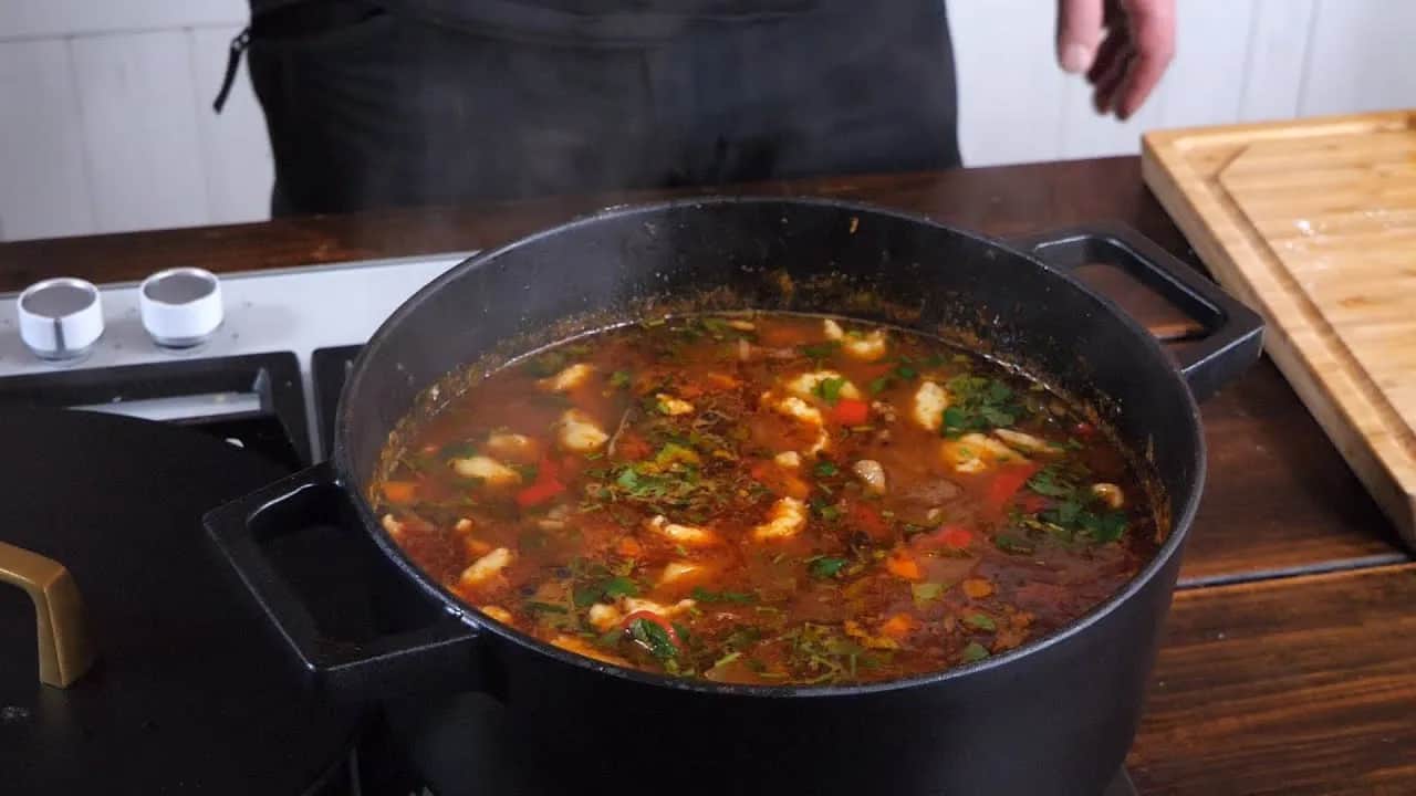 Jak zrobić zupę gulaszową? Sprawdzony przepis i triki mistrza