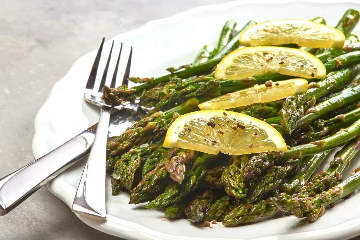 Szparagi na grilla: przepis na idealnie chrupiący przysmak