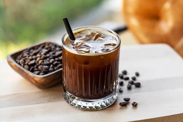 Jak zrobić herbatę cold brew? Przepis na napój bez goryczki